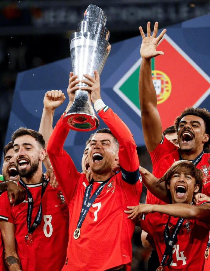 欧国联赛决赛前夕,球迷热情高涨 欧国联赛决赛前夕,球迷热情高涨