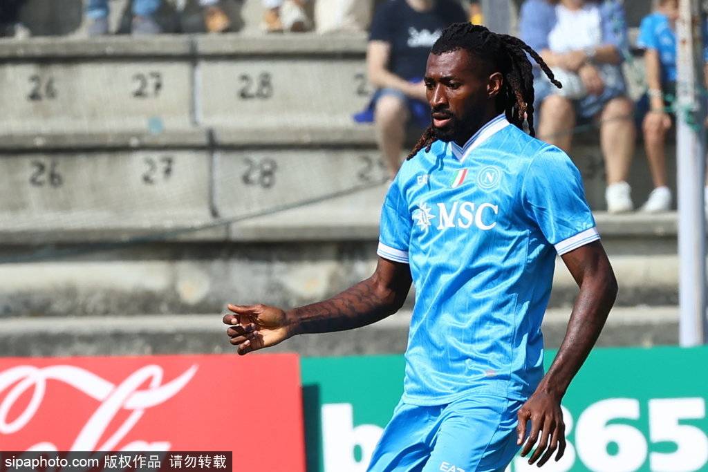 沃特福德买断英超射手,球队蓄力冲刺;球迷欣喜 沃特福德买断英超射手,球队蓄力冲刺;球迷欣喜