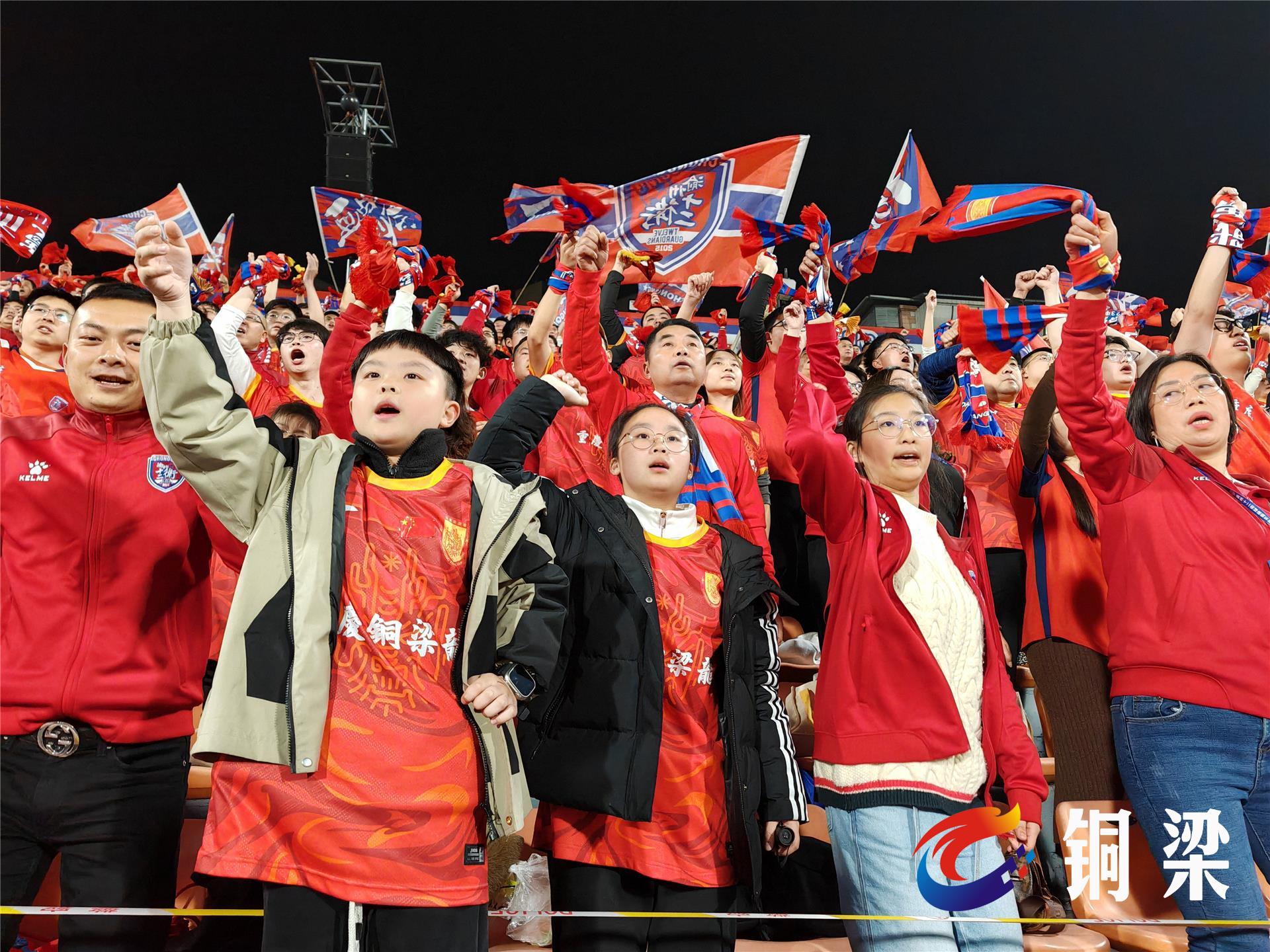球迷热烈欢呼,为自己心爱的球队加油助威 球迷热烈欢呼,为自己心爱的球队加油助威