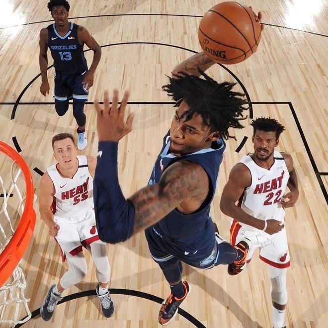 蒂勒姆主场擒获三分,重回胜利宝座 蒂勒姆主场擒获三分,重回胜利宝座