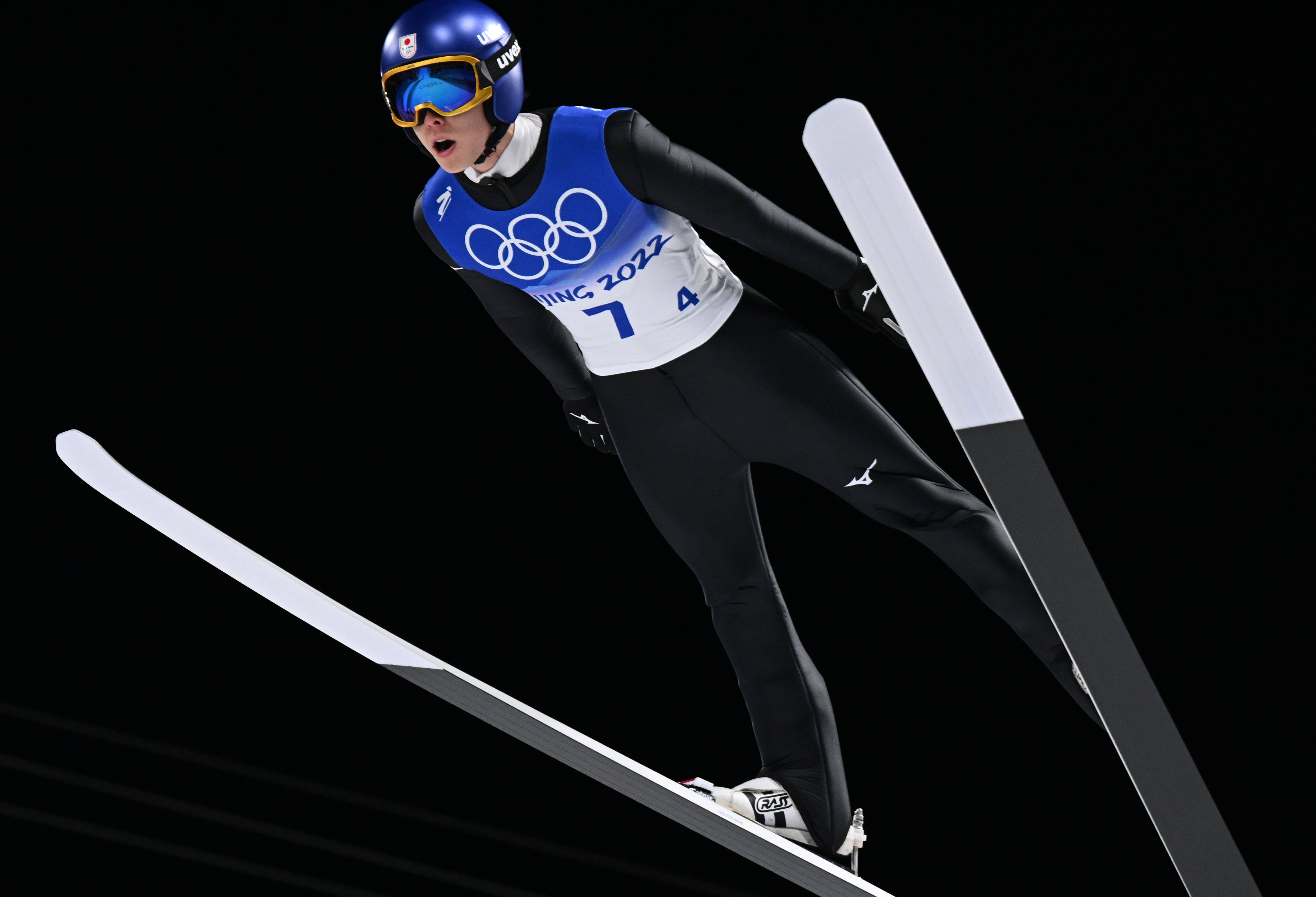 威廉希尔中文站-跳台滑雪选手表现抢眼，斩获金牌