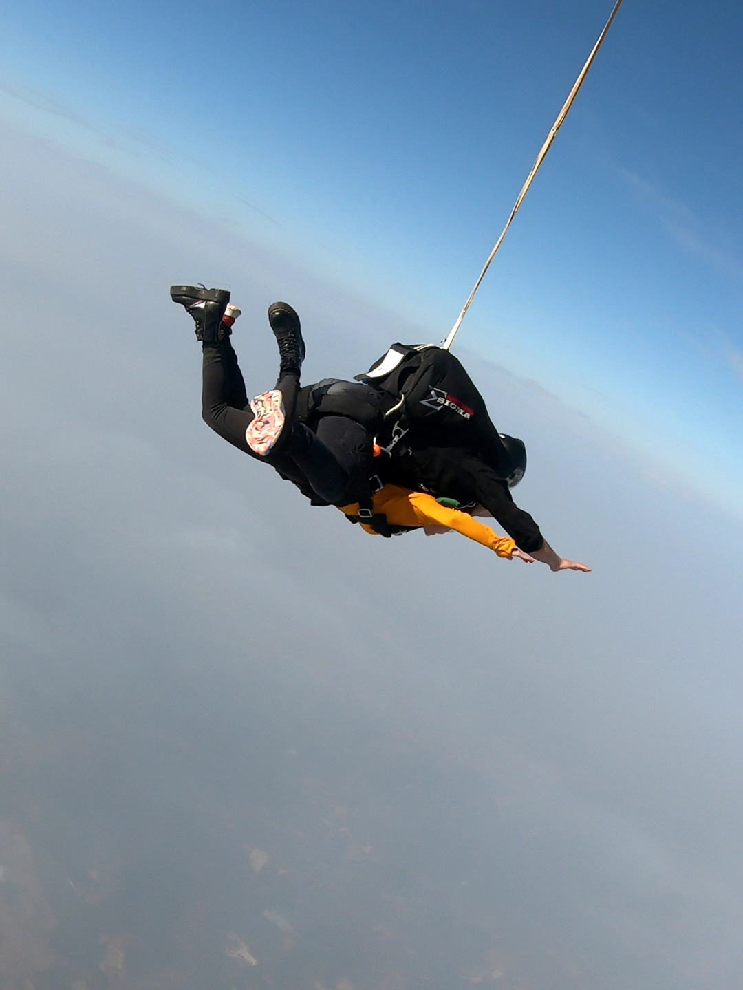 高空挑战!跳伞选手飞鸟在空 高空挑战!跳伞选手飞鸟在空