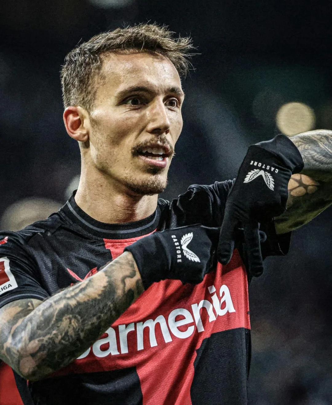 勒沃库森青训悍将崭露头角，球迷含泪致敬