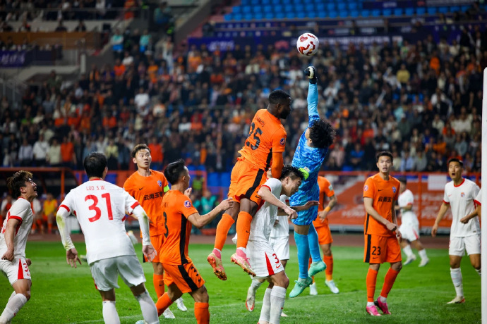 国内足球联赛再掀热潮,球场上演对决精彩绝伦! 国内足球联赛再掀热潮,球场上演对决精彩绝伦!