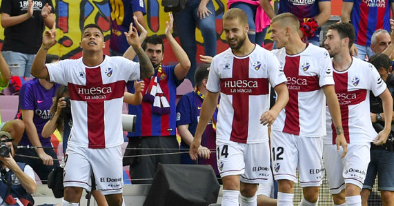 巴塞罗那主帅遭遇球迷抗议,危机愈发严重 巴塞罗那主帅遭遇球迷抗议,危机愈发严重