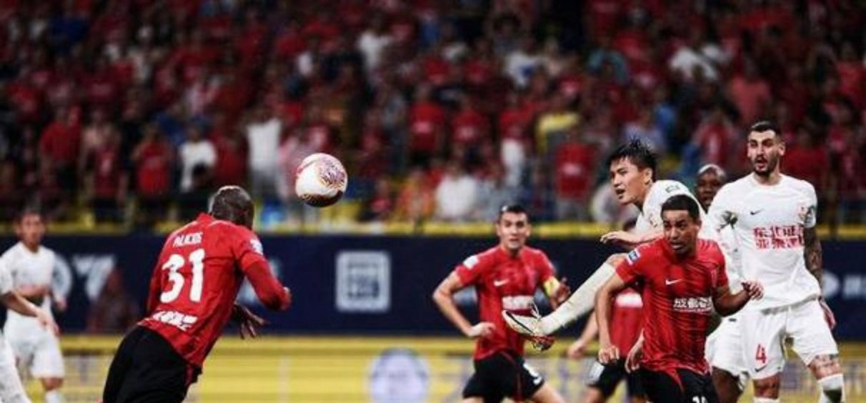 场上气氛紧张激烈,球员人气暴涨 场上气氛紧张激烈,球员人气暴涨