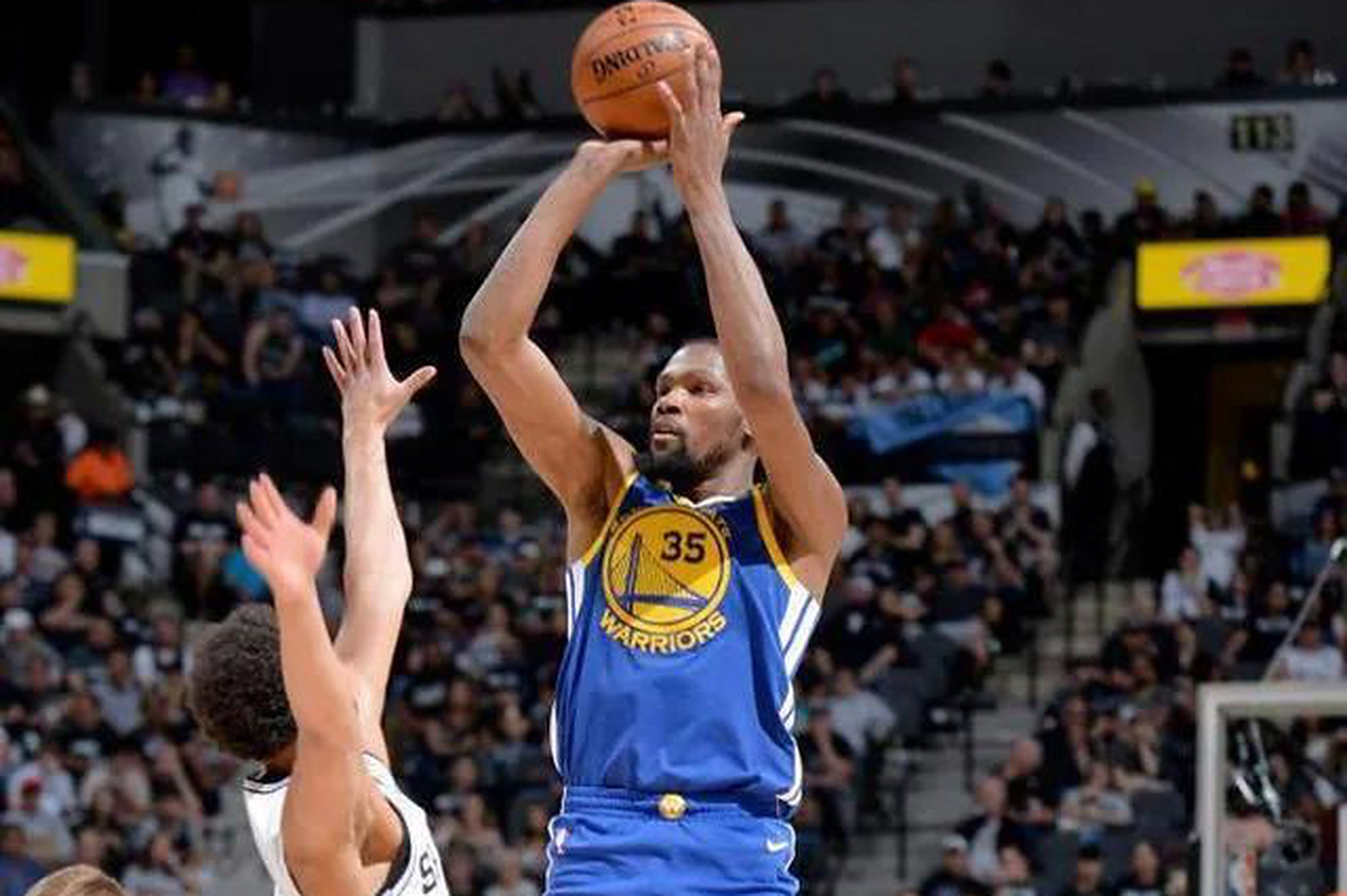 勇士队主场失利,球迷担忧晋级形势 勇士队主场失利,球迷担忧晋级形势