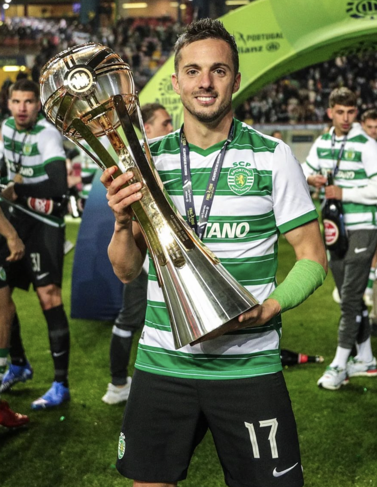 拉脱维亚球员在赛场上斗志昂扬 拉脱维亚球员在赛场上斗志昂扬