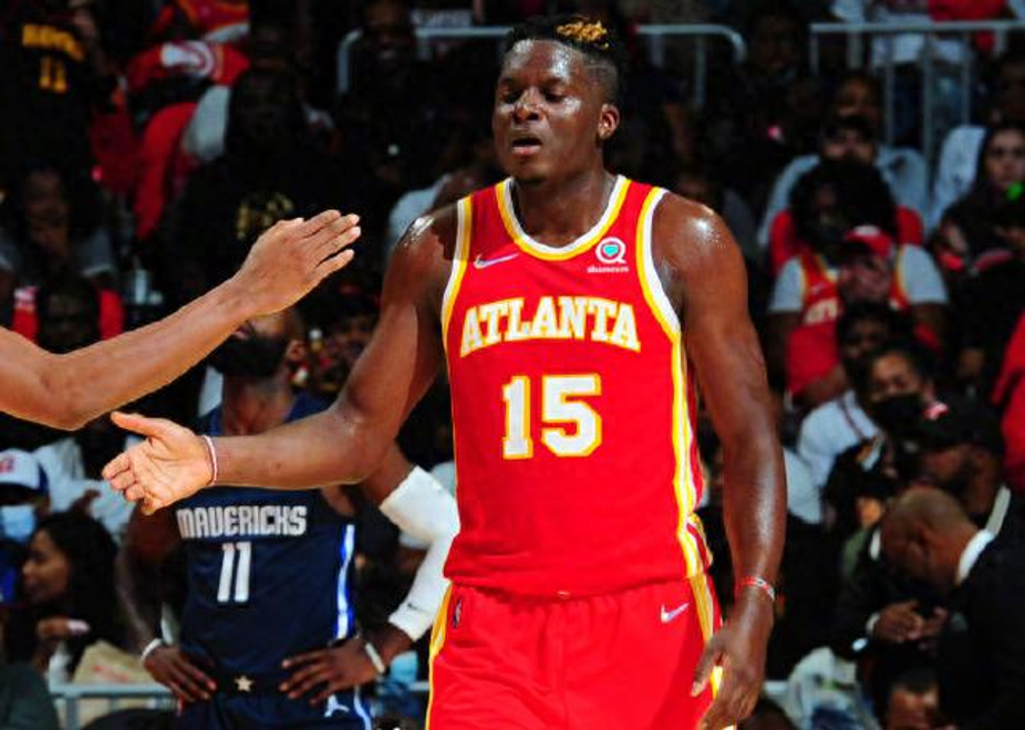 老鹰球员聚集讨论训练方法,提高球队实力 老鹰球员聚集讨论训练方法,提高球队实力