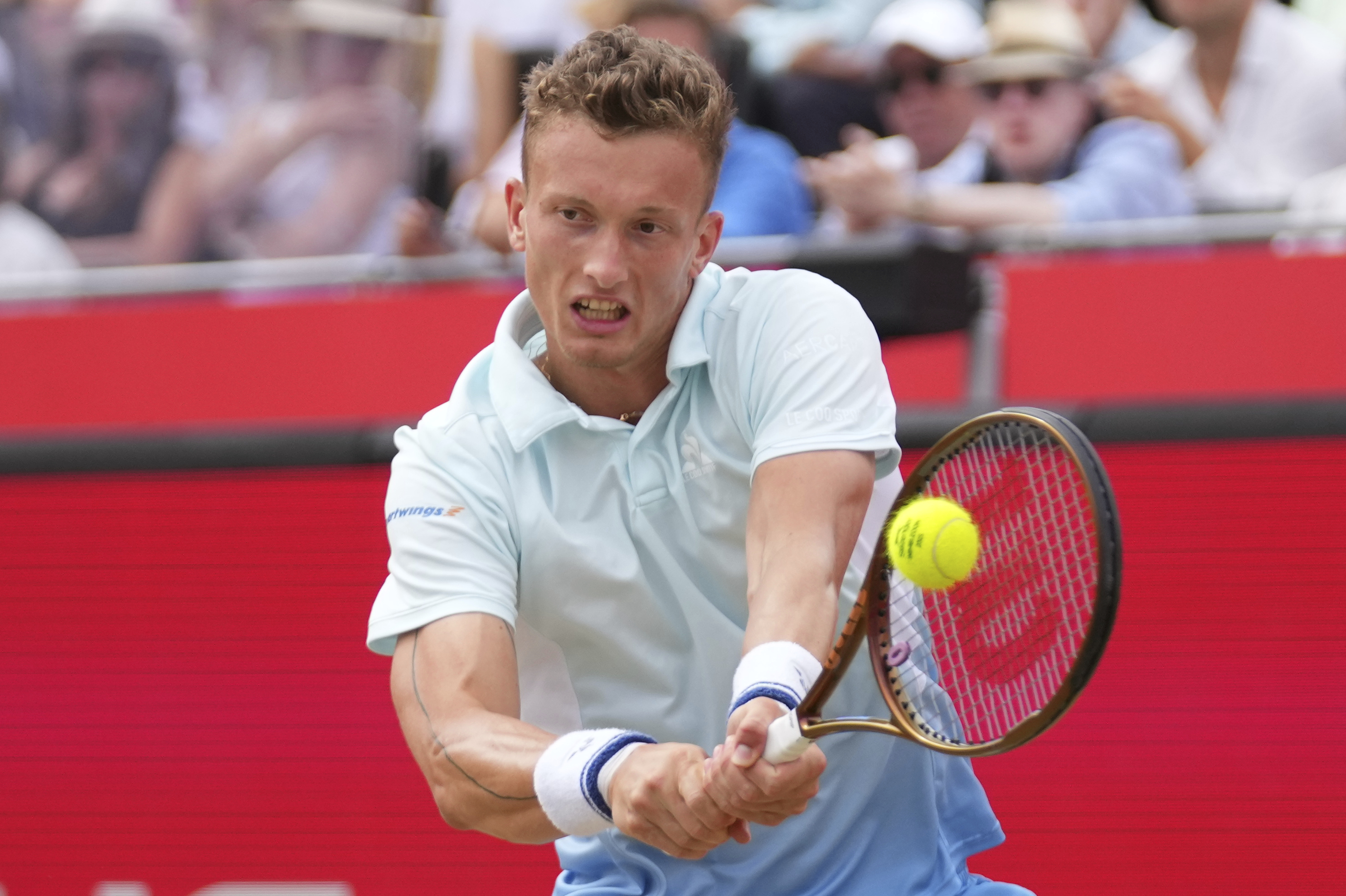 威廉希尔官网-网球赛场上一幕真情流露，英国选手称王