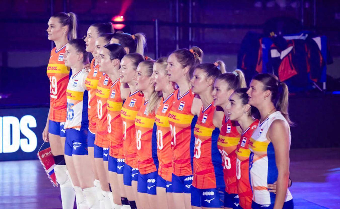 荷兰队在激烈对决中挺过重重关卡,晋级四强 荷兰队在激烈对决中挺过重重关卡,晋级四强