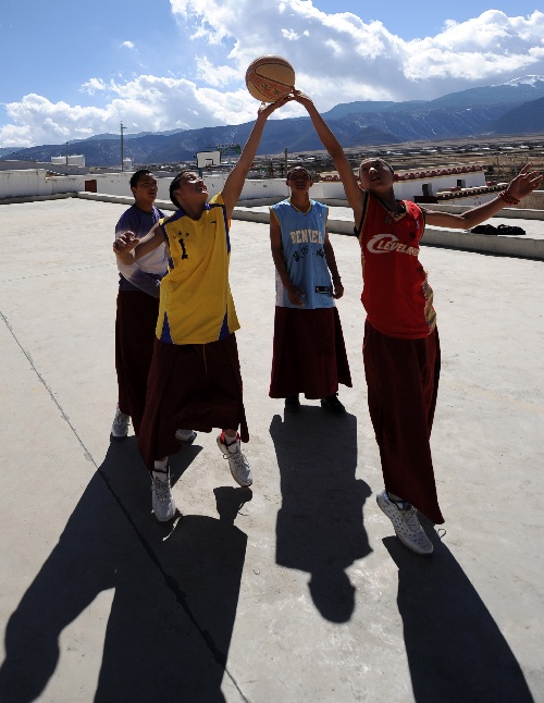 威廉希尔官网-西藏篮球赛季战火激烈，势如破竹